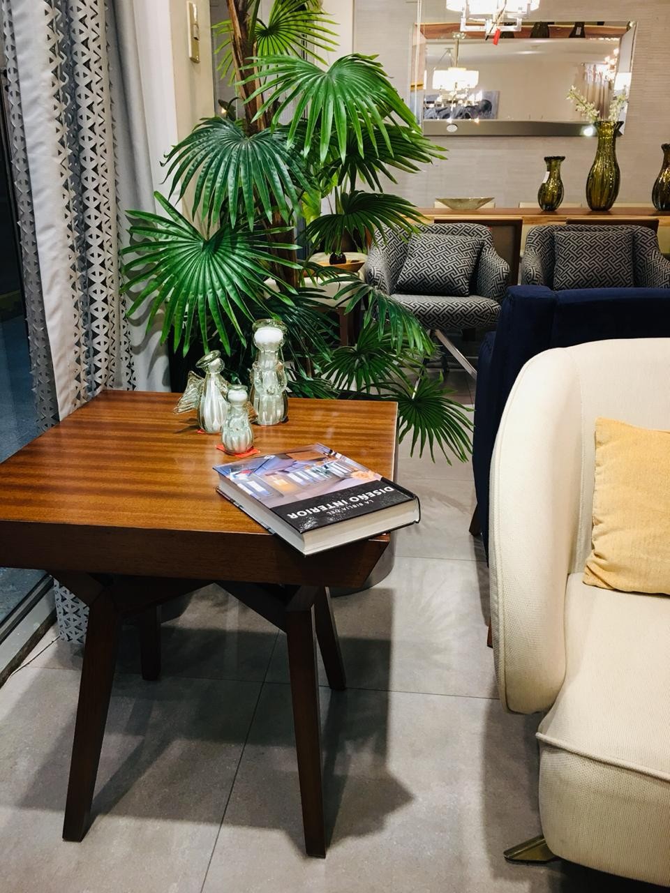 Mesa lateral Lucia