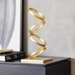 Escultura de Metal Dorado