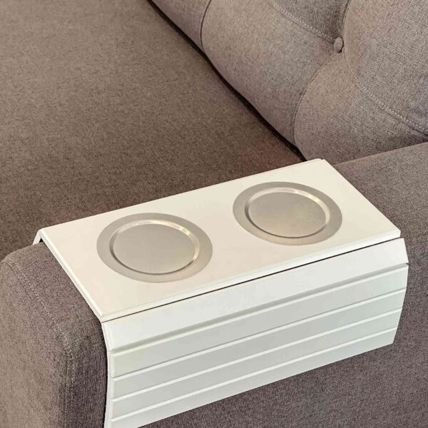 portavaso blanco con 2 circulo metálicos plateados.