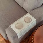 portavaso blanco con 2 circulo metálicos plateados.